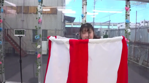 站立 · 微笑 · 头部特写 · 计时器 · 躲藏 · 户外建筑 · 户外拍摄 · 红白条纹布