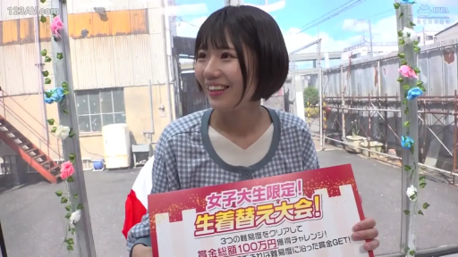 上半身 · ショートヘア · 开怀大笑 · 蓝白格子衫 · 立ち姿勢 · 户外空地 · 手持展示牌 · 红色宣传告示牌