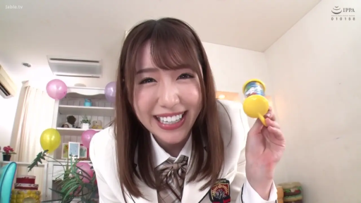 俯身 · 校服 · 微笑 · 客厅 · 半身特写 · 快乐 · 气球 · POV