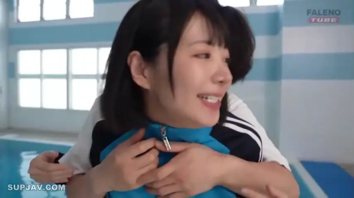 室内 · 拥抱 · 亲吻 · 上半身特写 · 沉醉 · 情侣 · 蓝色运动服