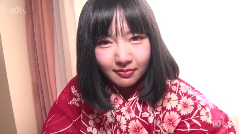 室内 · 顔部のクローズアップ · 微笑 · 注视镜头 · 正面 · 红色和服 · 黒いショートヘア