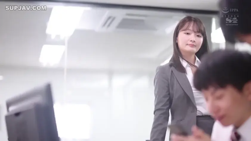 严肃 · 办公室 · 中景 · 站姿 · 电脑 · 职业装 · 注视 · 职场