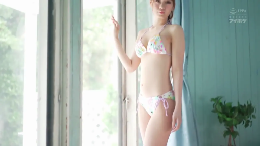 室内 · 全身 · 女性 · 比基尼 · 站姿 · 摆拍 · 自然 · 绿植