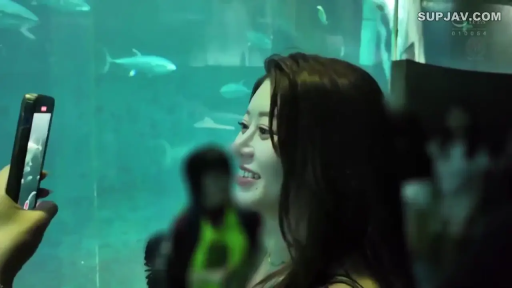 微笑 · 手机 · 长发 · 拍摄 · 吊带衫 · 侧脸特写 · 水族馆 · 侧立