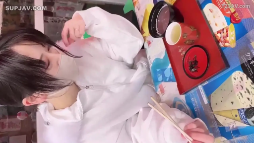 室内 · 坐姿 · 半身 · 用餐 · 戴口罩 · 筷子 · 白色卫衣