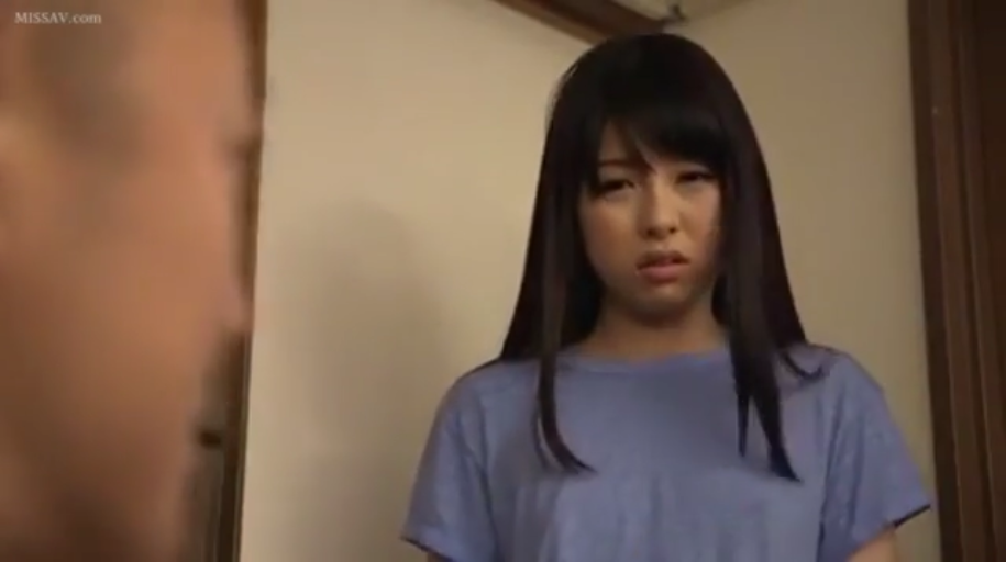 室内 · 站立 · 面部特写 · 长发 · 蓝色短袖 · 对峙 · 恐惧