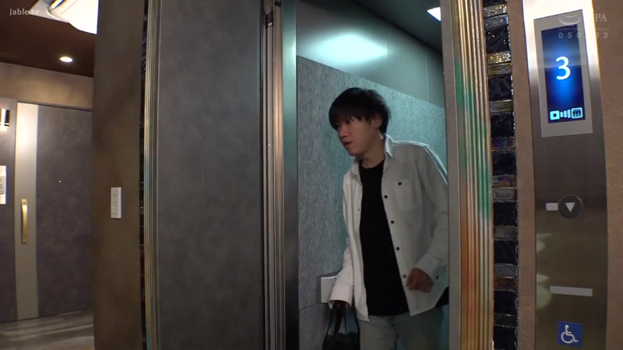 站立 · 中景 · 平静 · 白衬衫 · 手提包 · 电梯 · 走出