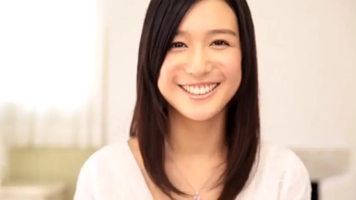 室内 · 坐姿 · 面部 · 项链 · 白色上衣 · 凝视 · 大笑