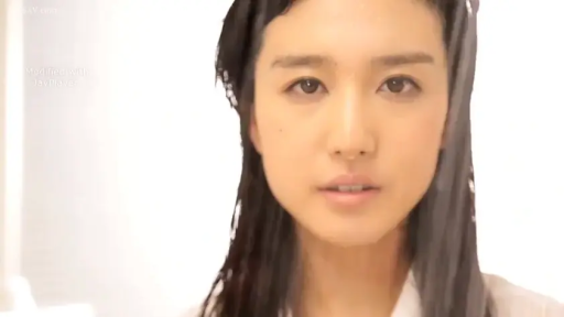 室内 · 脸部特写 · 白色上衣 · 注视镜头 · 正面 · 湿发 · 神情淡然