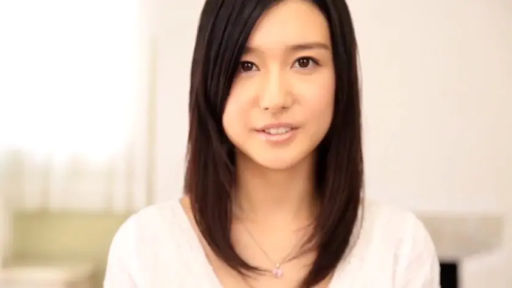 室内 · 微笑 · 面对镜头 · 项链 · 居家 · 白色上衣 · 端坐 · 正面特写