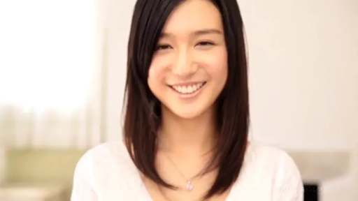 室内 · 面对镜头 · 白色V领衫 · 正坐 · 特写 · 笑容 · 肖像