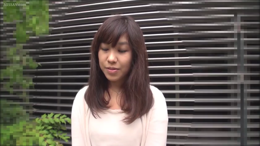 站姿 · 半身特写 · 谈话 · 户外 · 浅色针织衫