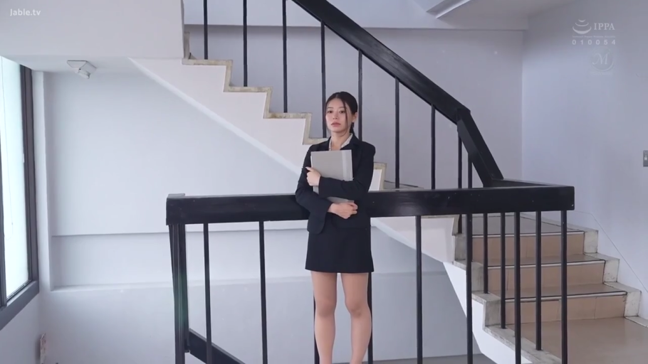 室内 · 严肃 · 站立 · 全景 · 剧情 · 手提包 · 对视 · 职场装