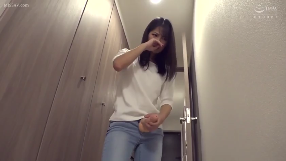 站立 · 牛仔裤 · 闻味 · 日本AV · 室内走廊 · 阴茎特写 · 嫌恶