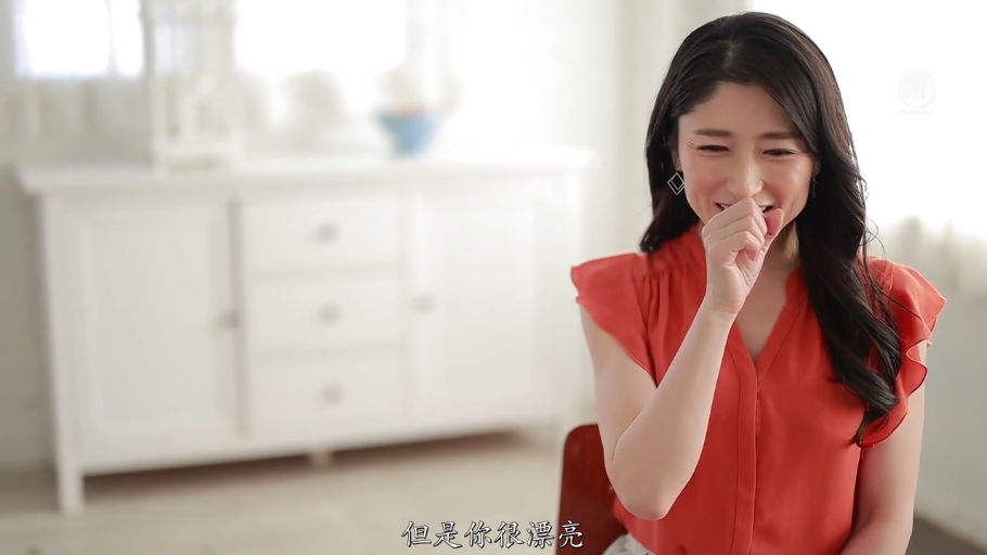 面部 · 条纹衫 · 眼镜 · 站姿 · 自然 · 注视 · 户外 · 人像