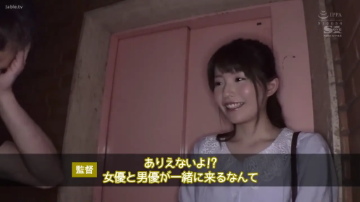 脸部 · 站立 · 字幕 · 微笑 · 电梯间 · 谈话 · 挎包 · 浅蓝色连衣裙