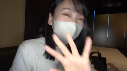 室内 · 面部 · 面对镜头 · 居家 · 针织衫 · 口罩 · 伸手 · 笑眼