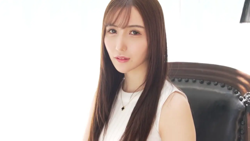 Indoor · 面部 · Smile · White top · 温柔 · 正面 · 肖像