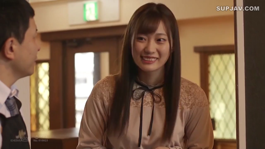 室内 · 中景 · 站姿 · 微笑 · 对话交流 · 长发美女 · 蕾丝拼接衬衫