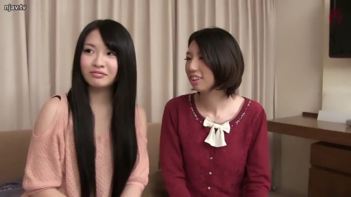 房间 · 并排坐 · 谈话 · 半身 · 沙发 · 自然 · 蝴蝶结装饰 · 亚洲女性