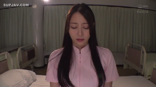 病床 · 医院 · 护士服 · 站姿 · 平静 · 半身 · 闭目