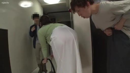 臀部 · 弯腰 · 公寓走廊 · 白色长裙