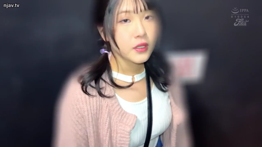 室内 · 站立 · 半身 · 呆滞 · 注视 · 双马尾 · 粉色针织衫 · 肩带