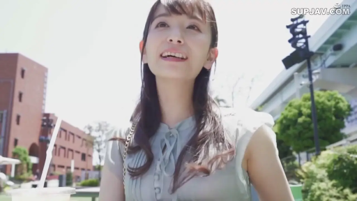 坐姿 · 自然 · 半身特写 · 清纯 · 灰色无袖衫 · 侧头微笑 · 户外校园 · 吸管杯