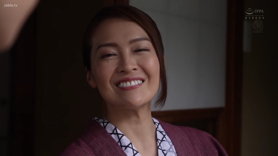 榻榻米 · 注视 · 白色蝴蝶结衬衫 · 半身特写 · 居家环境 · 正坐 · 温柔 · 装饰盘