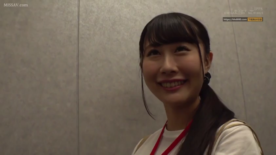 室内 · 脸部 · 站立 · 微笑 · 白色上衣 · 工牌 · 看着镜头