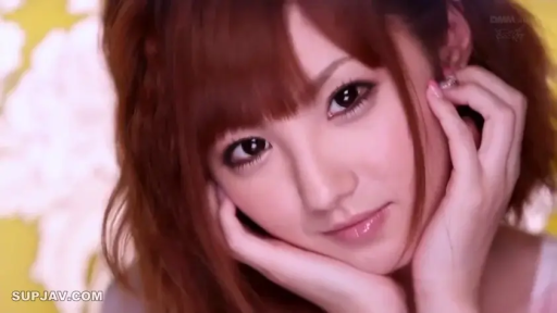 室内 · 顔 · 微笑 · 注視 · 托腮 · 吊帯 · 高清特写