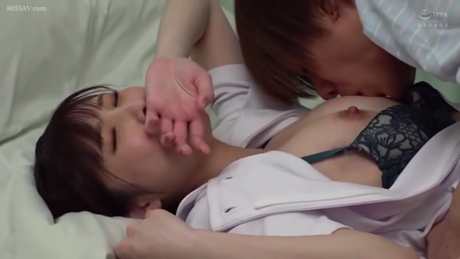 卧室 · 胸部特写 · 享受 · 床 · 制服 · 平躺 · 舔弄 · 制服控