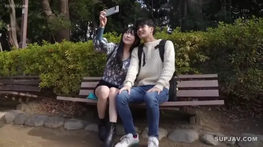 坐姿 · 全身 · 微笑 · 手机 · 自拍 · 休闲服 · 公园