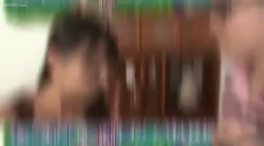 室内 · 坐姿 · 马赛克 · 中景 · 交流 · 常服 · 模糊