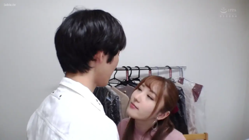 面部 · ピンクのセーター · 凝視 · 更衣室 · 情熱的 · ハンガー · 对立站姿 · 亚洲情侣