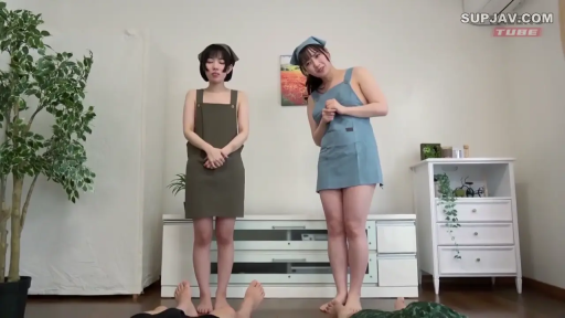 站立 · 盆栽 · 微笑 · 客厅 · 远景 · 对视 · 双人 · 围裙