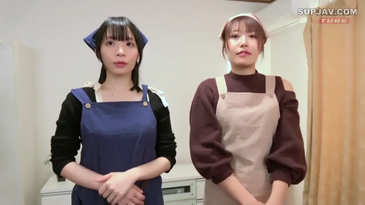 站立 · 自然 · 半身 · 注视 · 房间 · 双人 · 围裙