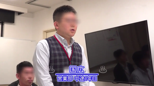 室内 · 严肃 · 站立 · 中景 · 打码 · 电视 · 发言 · 格子背心