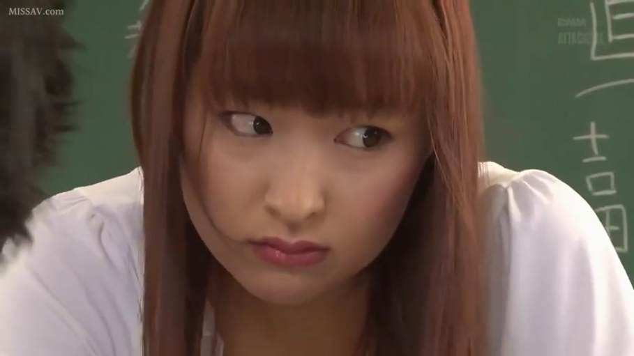 Bend over · Classroom · Close-up of the face · 白衬衫 · Gaze · 黑板 · 齐刘海 · 幽怨