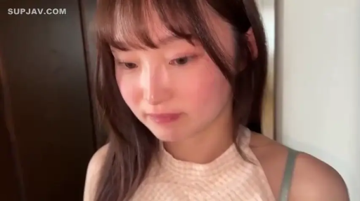 室内 · 面部 · 委屈 · 站立 · 注视 · 针织背心