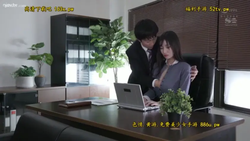 揉乳 · 专注 · 办公室 · 站立 · 中景 · 职场题材 · 职业装 · 笔记本电脑