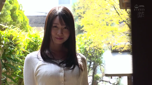 站立 · 注视镜头 · 成人影片截图 · 日式庭院 · 白色针织开衫 · 含蓄微笑 · 背景植被