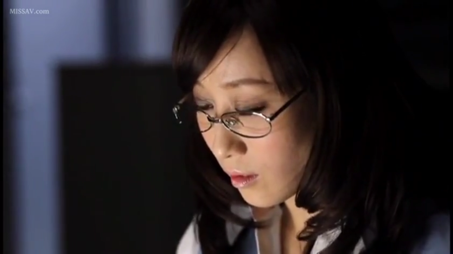 室内 · 頭を下げる · 顔部のクローズアップ · ビジネススーツ · 注視