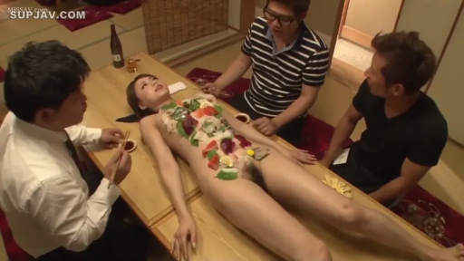 全身 · 全裸 · 和室 · 平静 · 仰卧 · 多人 · 寿司 · 女体盛