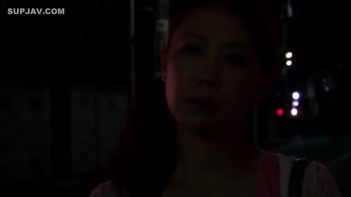 忧郁 · 站立 · 户外 · 粉色上衣 · 头部特写 · 夜景 · 背带 · 环顾