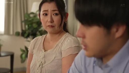 坐姿 · 交谈 · 台灯 · 客厅 · 白色上衣 · 特写 · 熟女 · 担忧