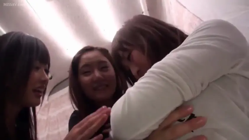 多人抚摸 · 室内房间 · 多人聚会 · 兴奋笑容 · 休闲日常服饰 · 多脸部特写 · 簇拥围拢