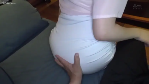 室內 · 坐姿 · 臀部 · 床 · 紧身裙 · 抚摸 · 成人 · 无脸