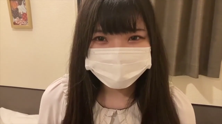 自然 · 面部特写 · 注视镜头 · 室内房间 · 居家自拍 · 正面坐姿 · 白色口罩 · 白色雪纺衫