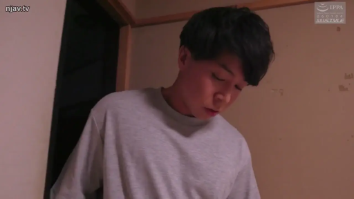 室内 · 站姿 · 专注 · 脸部特写 · 灰色长袖 · 观看 · 男优单人